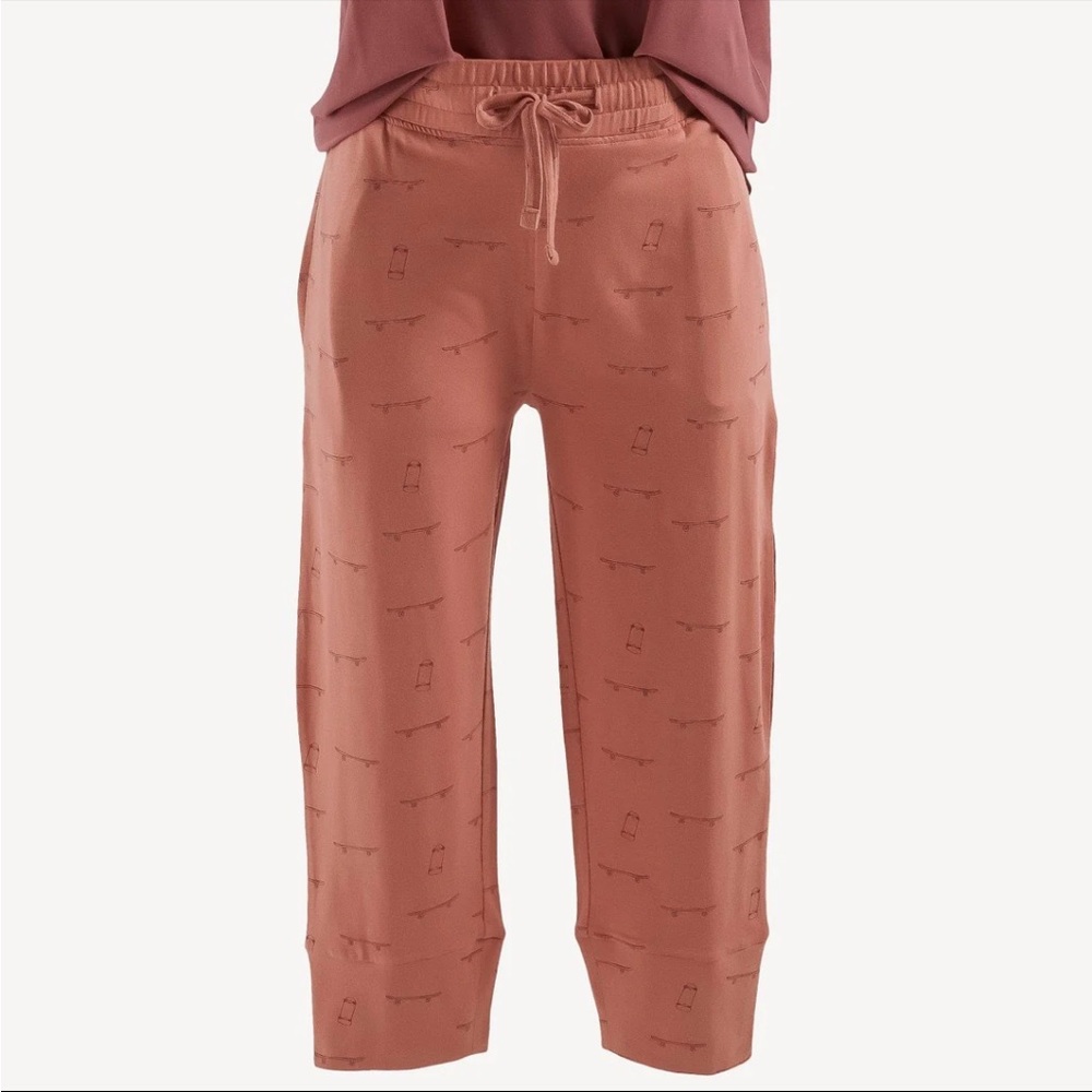 New Kate Quinn women’s skinny crop joggers in Little skateboards print Medium